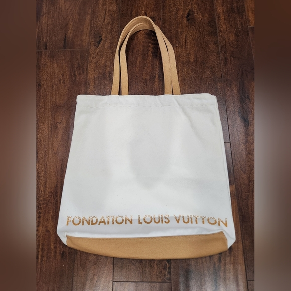 CELINE SCARF AND FONDATION LOUIS VUITTON TOTE BAG 2 ITEMS - Picture 3 of 14